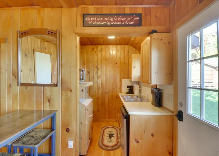 Lakeside Cabin W/ Beach ~ 14 Mi To Ski Area!
